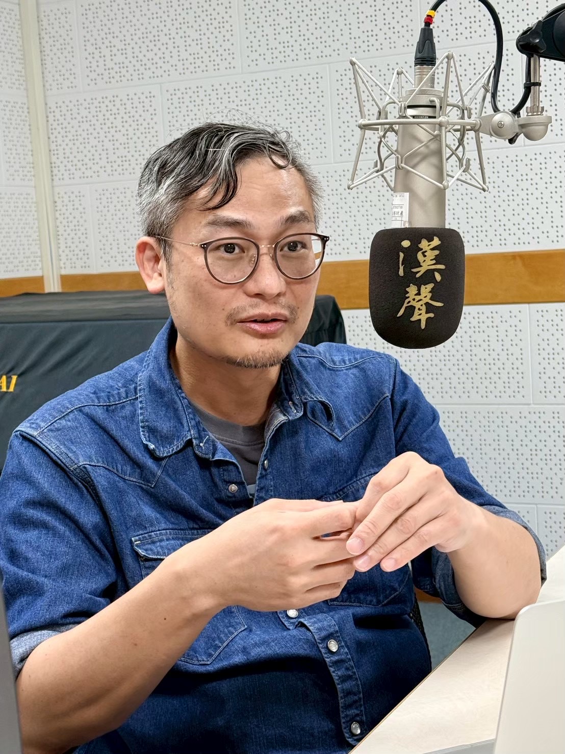 諮商心理師方將任在錄音室受訪,分享職業倦怠與自我認同的觀點