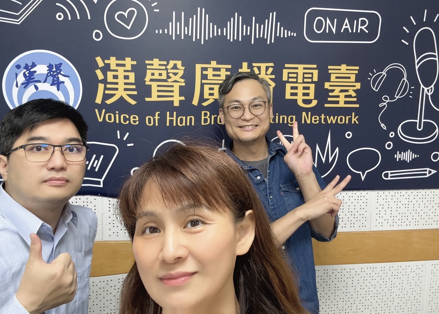 主持人楊心怡、Simon與諮商心理師方將任在錄音室合影