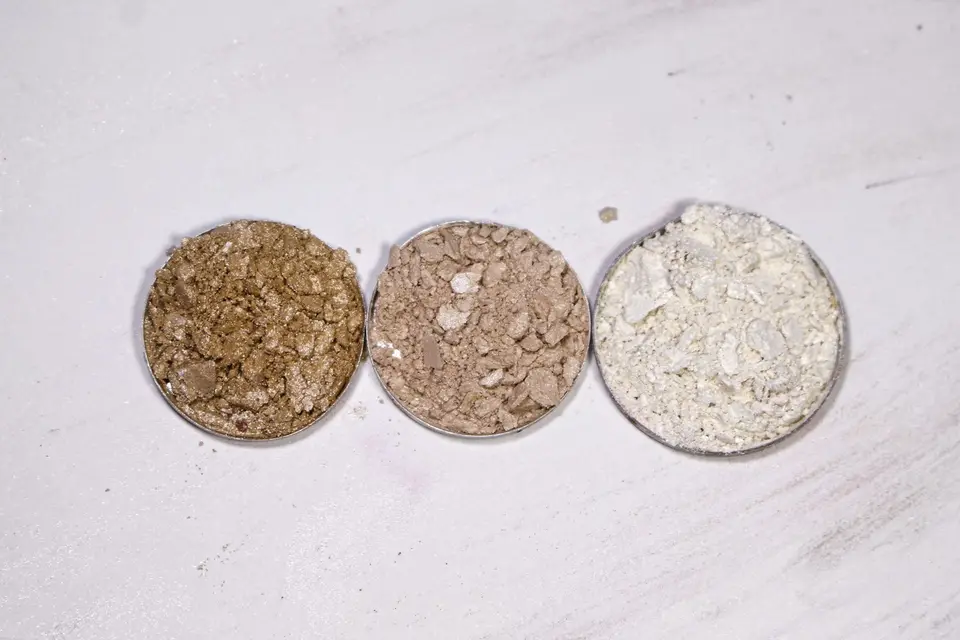 礦砂、豆腐砂與松木砂分裝在標示清楚的容器中，呈現顆粒、重量與清理方式比較