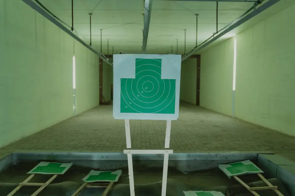 射擊選手在室內靶場瞄準標靶，進行10公尺空氣步槍訓練。