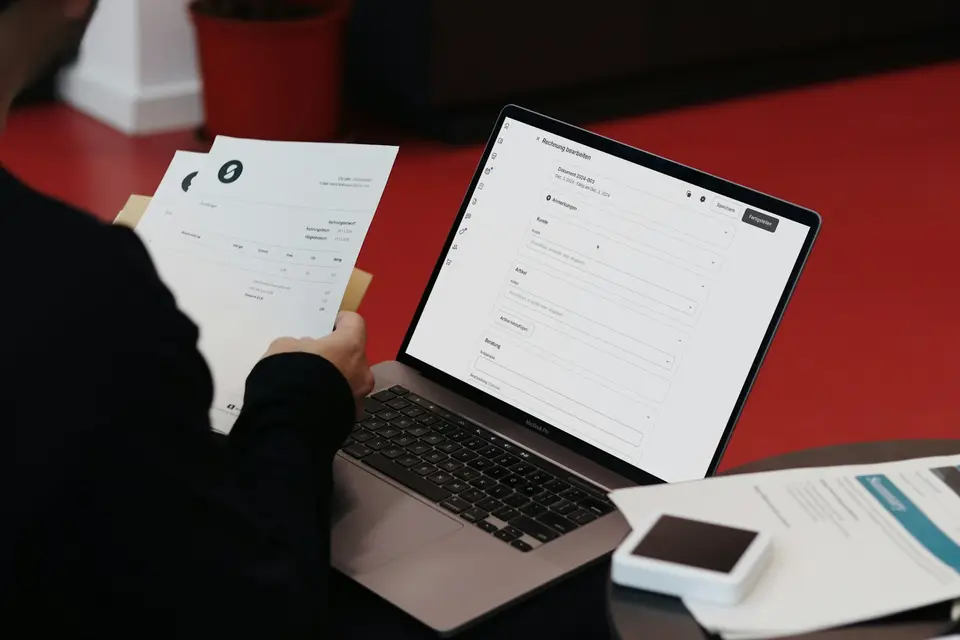 筆電畫面呈現管理員設定、Team 席次與帳單欄位，旁邊放著組織文件與檢查清單。