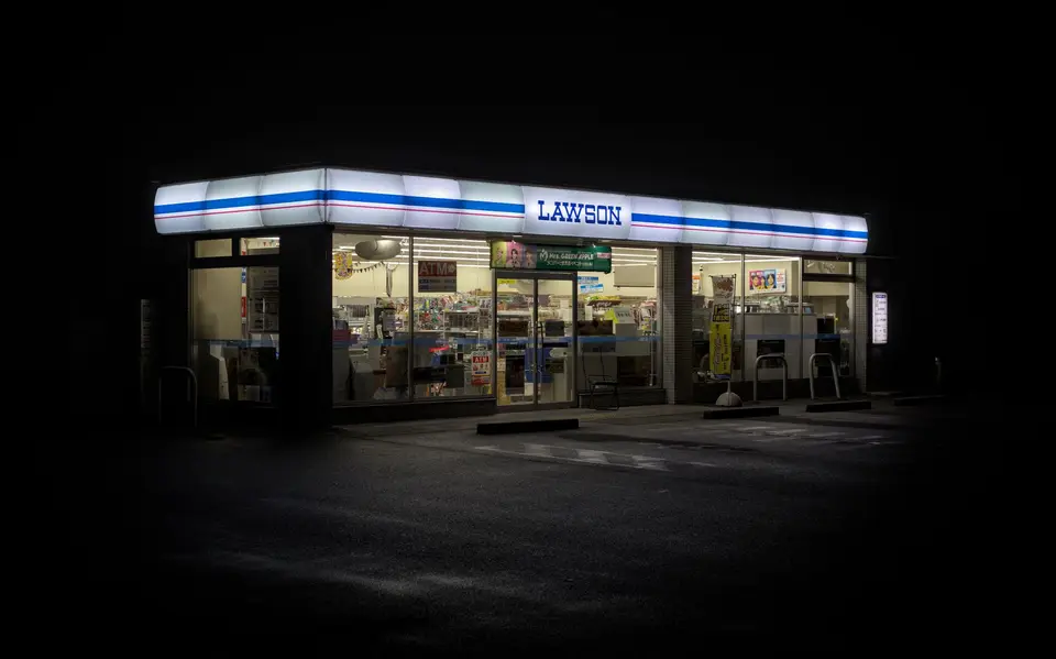 夜間營業的 Lawson 便利商店外觀，對應日本代收服務的發展背景