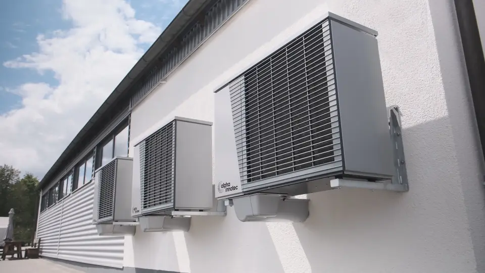 建築外牆的冷氣室外機，示意冷卻設備汰換與能源效率改善