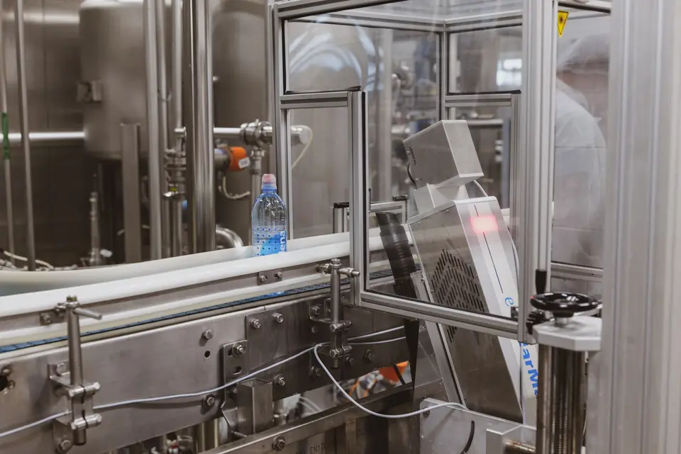 食品包裝工廠內的機械設備，示意高雄彌陀製造現場的產業脈絡