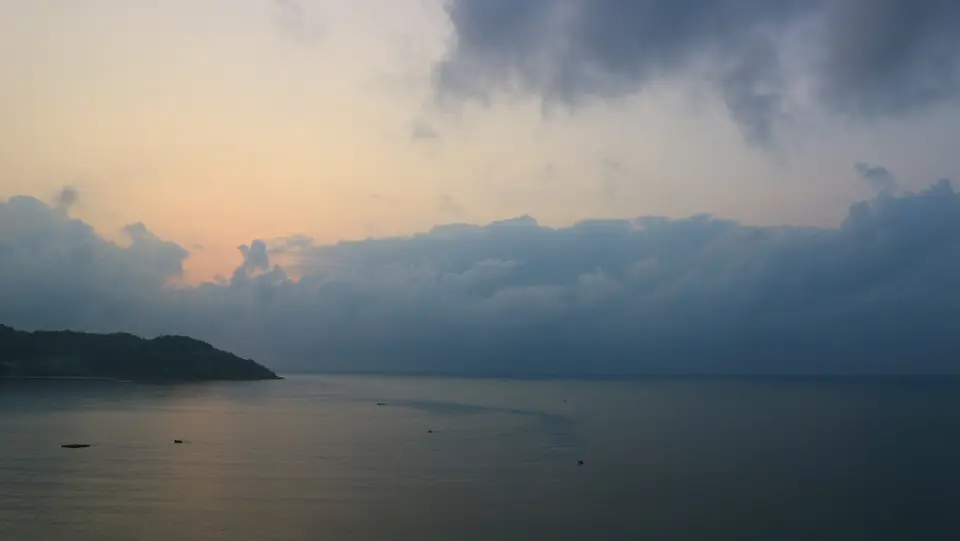 峴港海岸雨季降雨落在濕滑路面,近景呈現雨滴與水痕