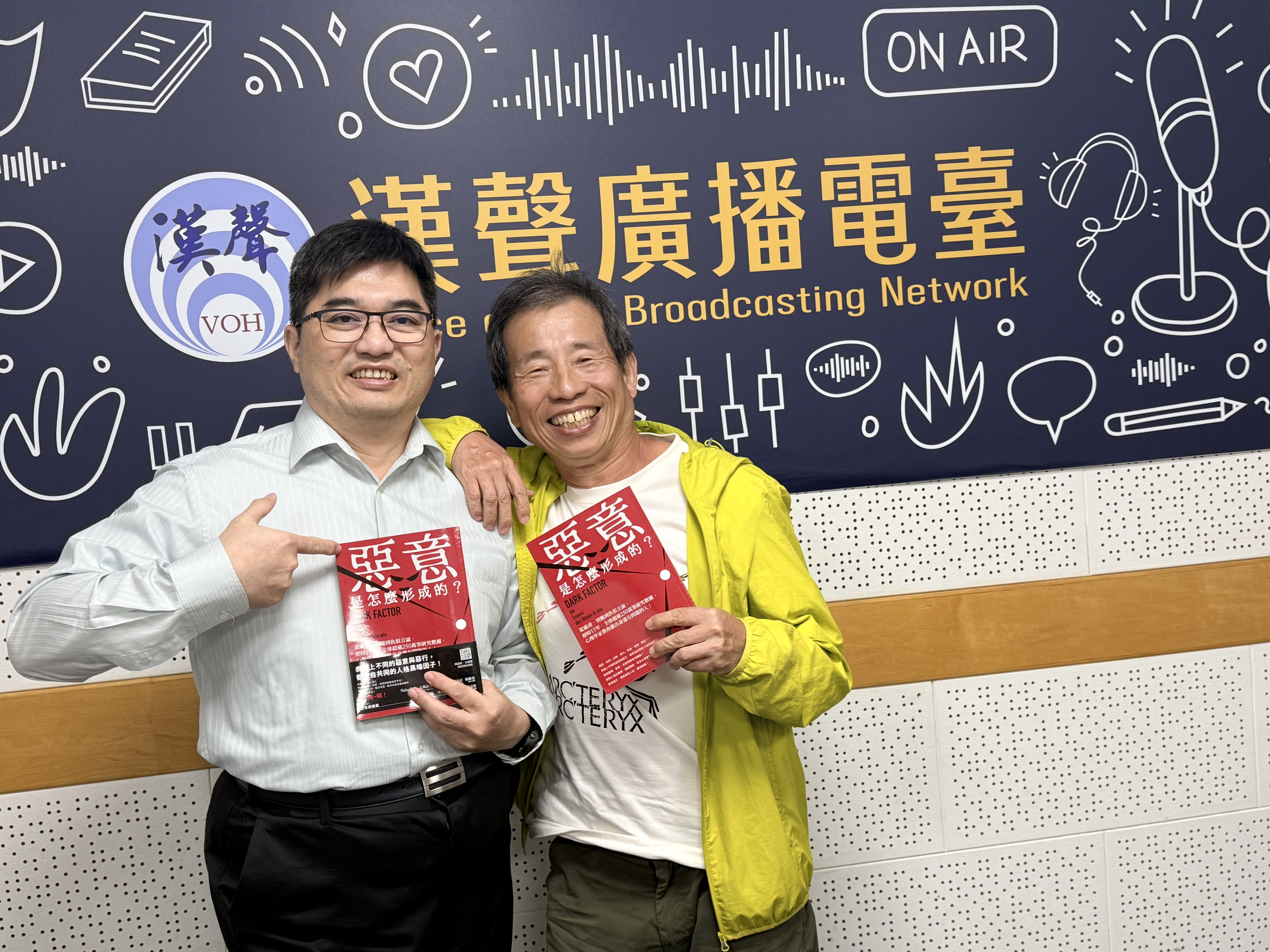 林以正老師及Simon手持《惡意是怎麼形成的？》合影
