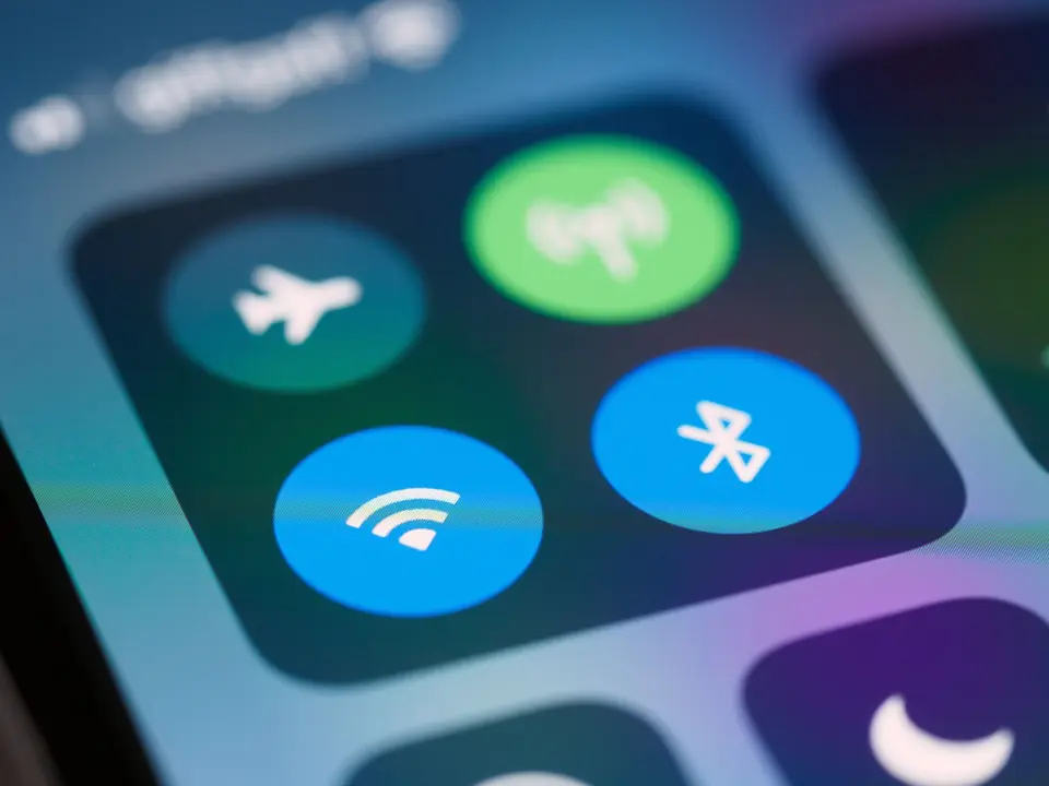 手機 App 顯示多個交易功能開關的設定畫面