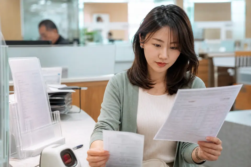 市政服務櫃檯旁展示地方敬老禮金公告與文件的畫面