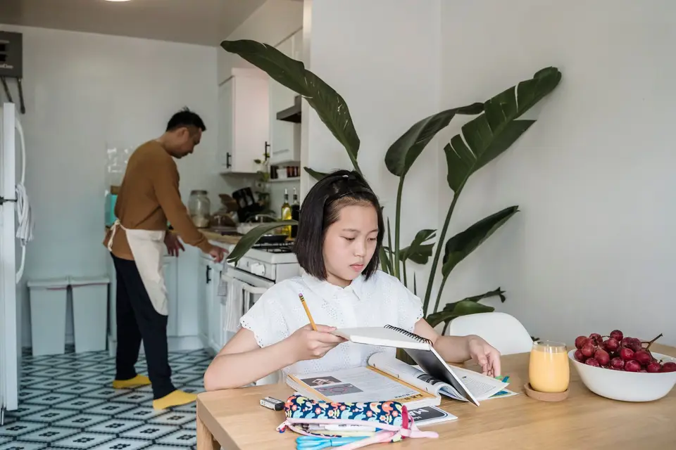 孩子們在餐桌旁一起讀書學習