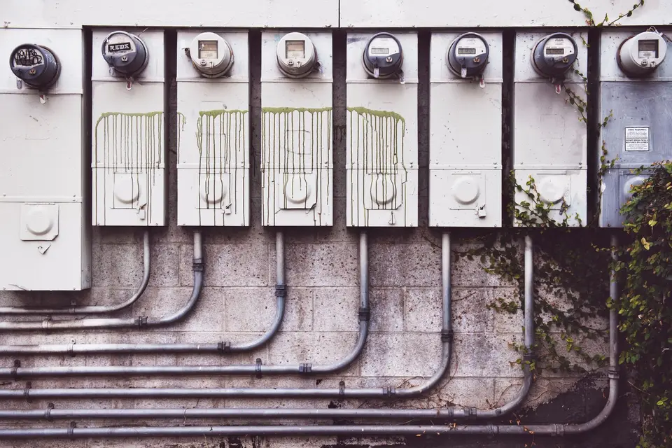 建築能源效率檢查與電力設備（示意圖）