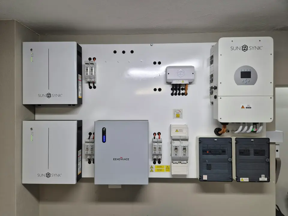 工業儲能設備與電力系統（示意圖）