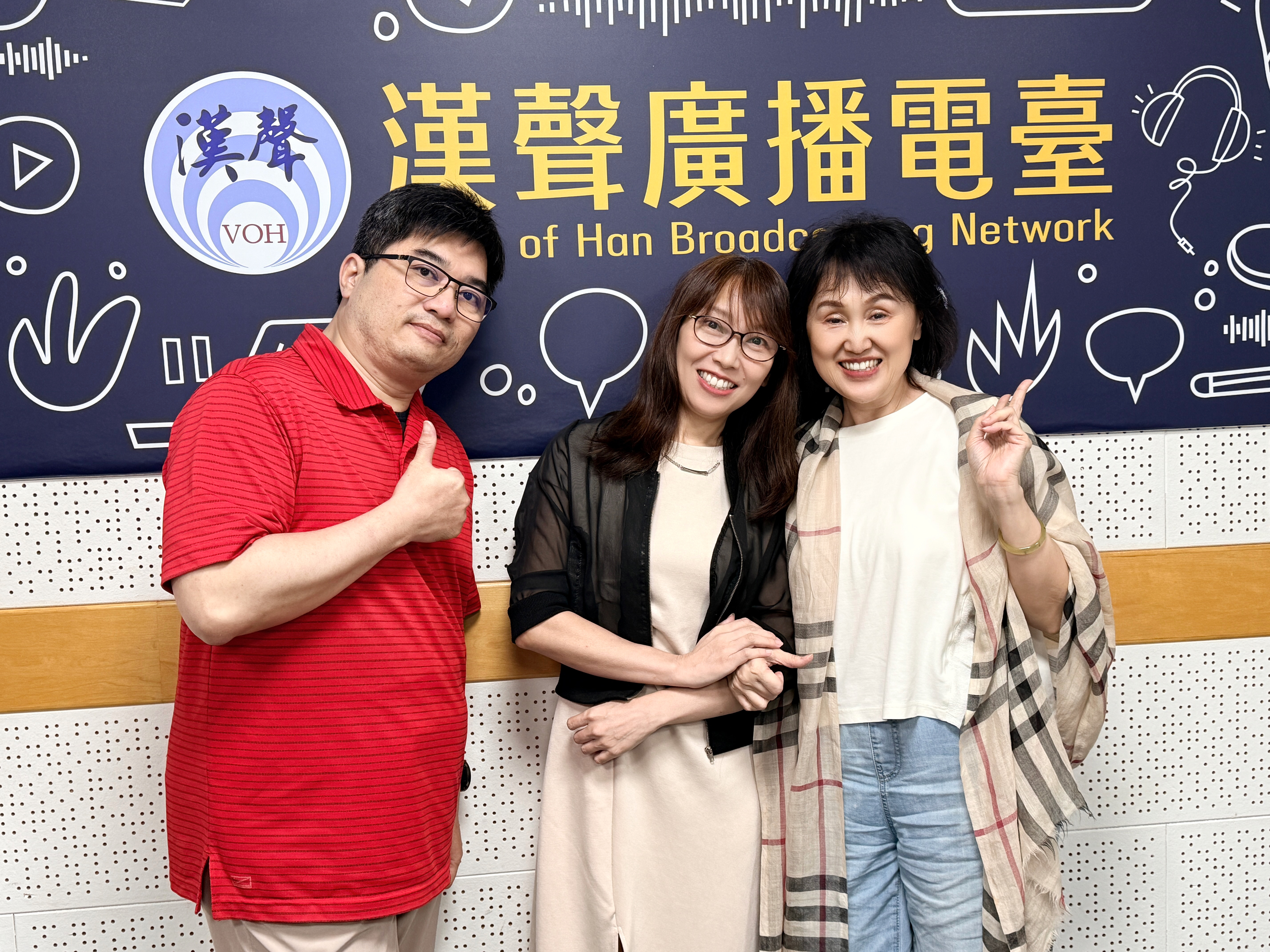 范姜奇秀、Simon與王靖勳在電臺錄音室合影