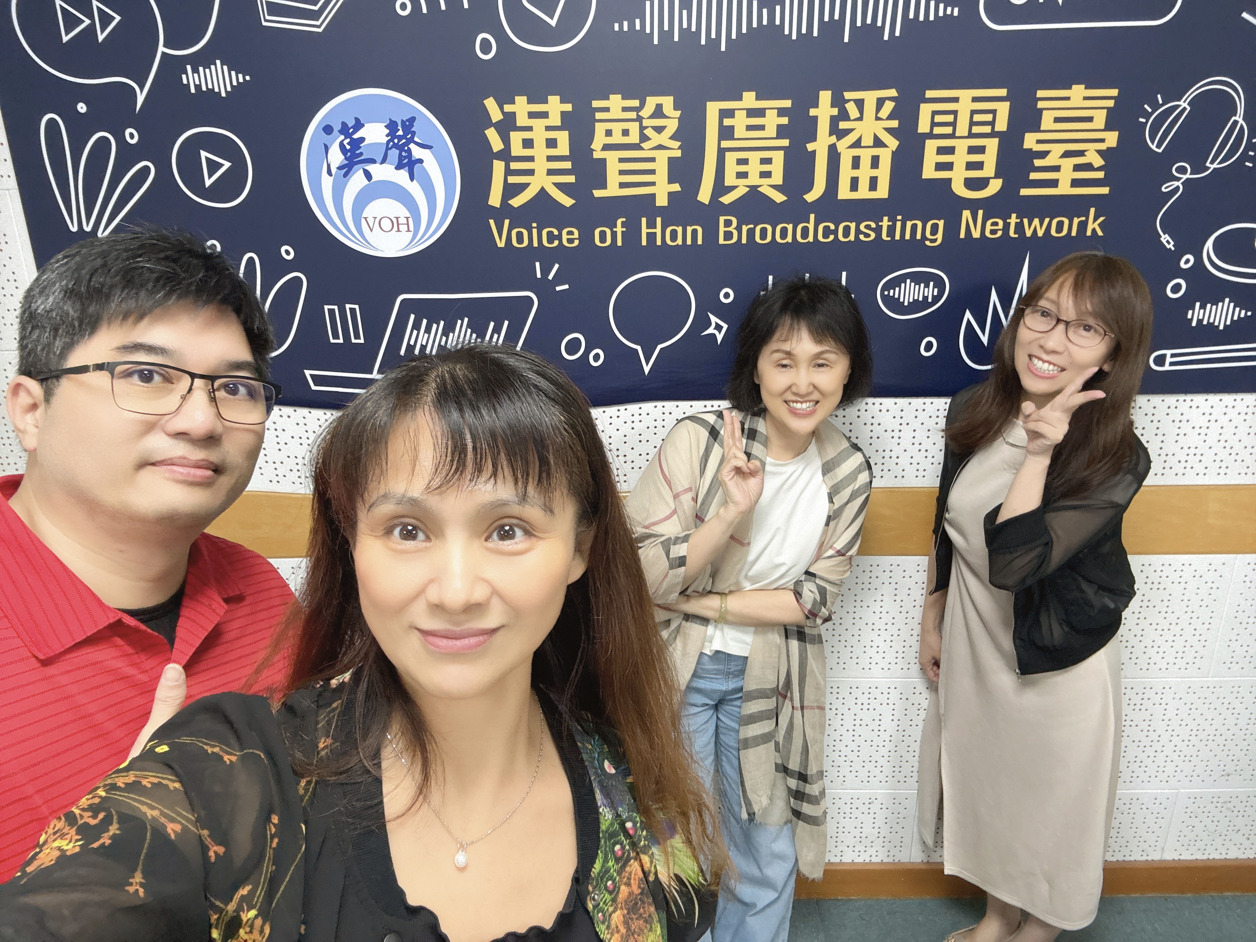 訪談來賓與主持人在電臺錄音室合影