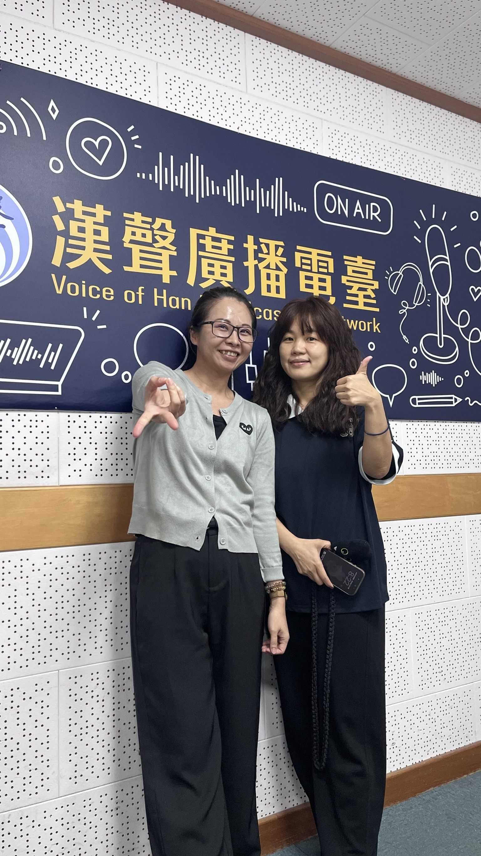 來賓：台灣金融研訓院金融科技創新處 吳佳玲組長 及 金融科技創新園區 林麗真副主任錄音室合影