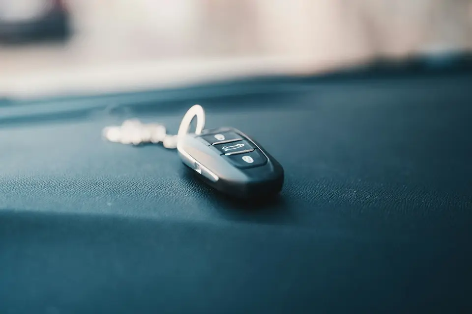 汽車鑰匙放在車內儀表板上，象徵完成購車前的最後確認