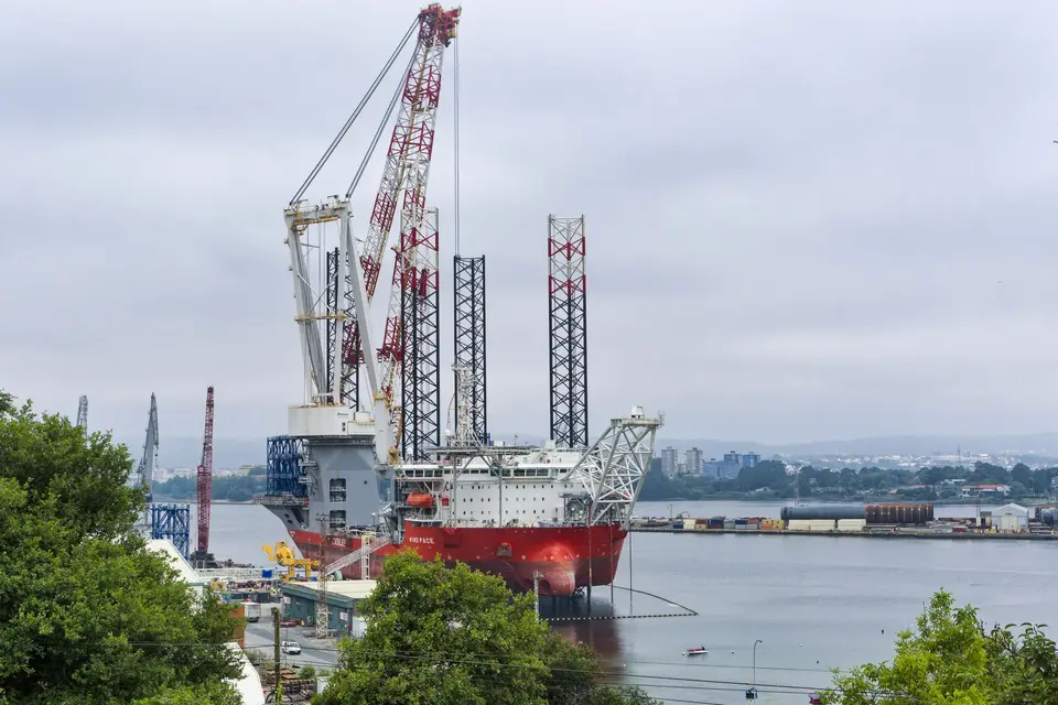 海上風力發電機組與海面，示意離岸風電示範場域