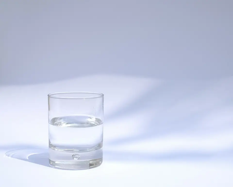 桌上一杯白開水的示意畫面