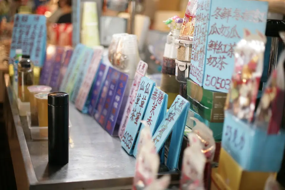 搖茶進入飲料店吧台 手搖飲吧台上的茶飲與配料,呈現雪克茶從器具走進店舖流程