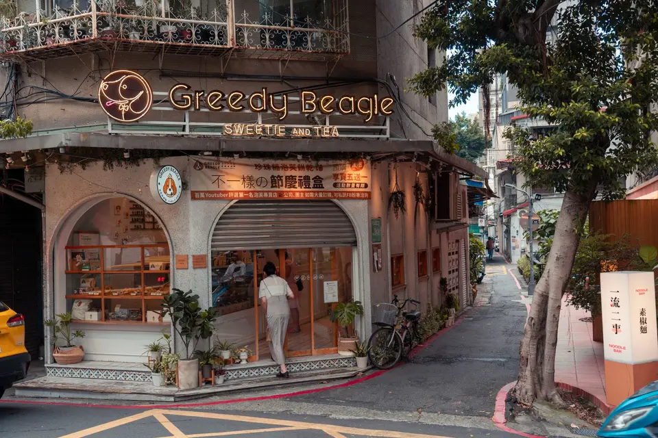 搖茶從吧台走進街頭飲料店 台灣老街茶飲店與外帶冰茶,呈現泡沫紅茶店舖文化的形成