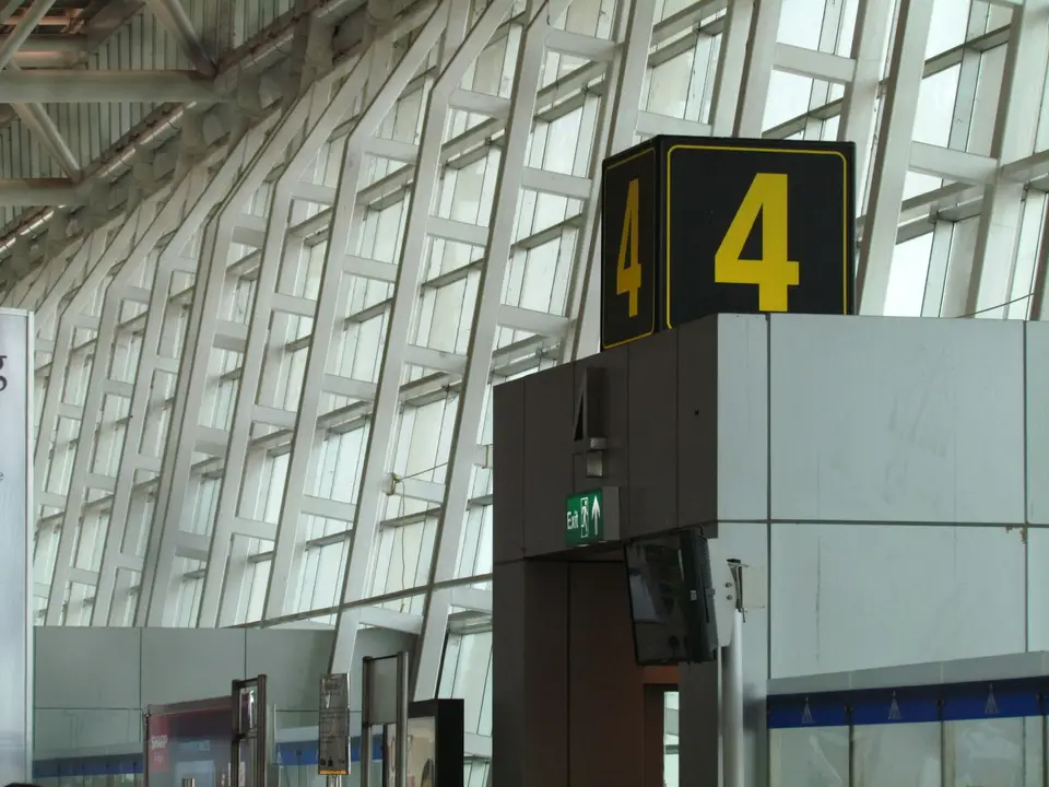 旅客在機場國內線報到櫃台辦理登機手續