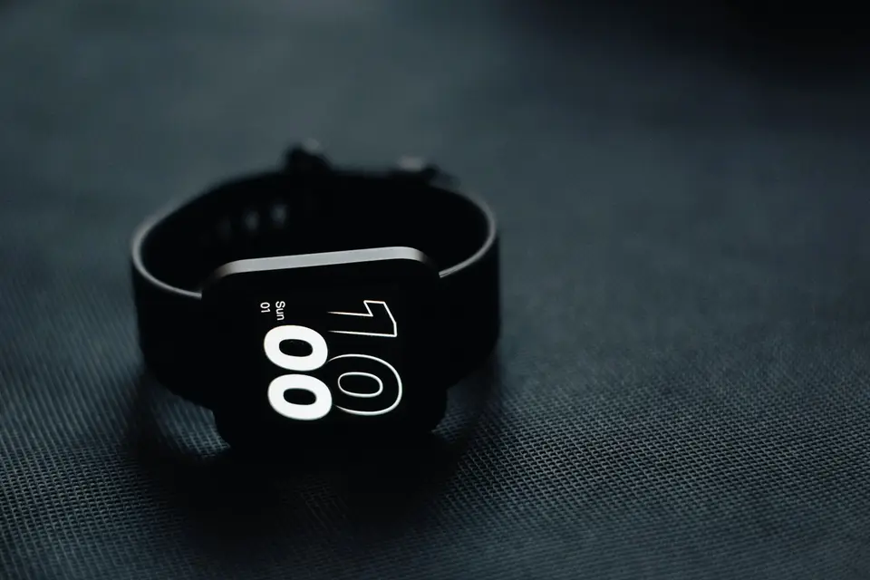 Garmin 手錶背面的光學心率感測器與手機睡眠圖表（示意圖）
