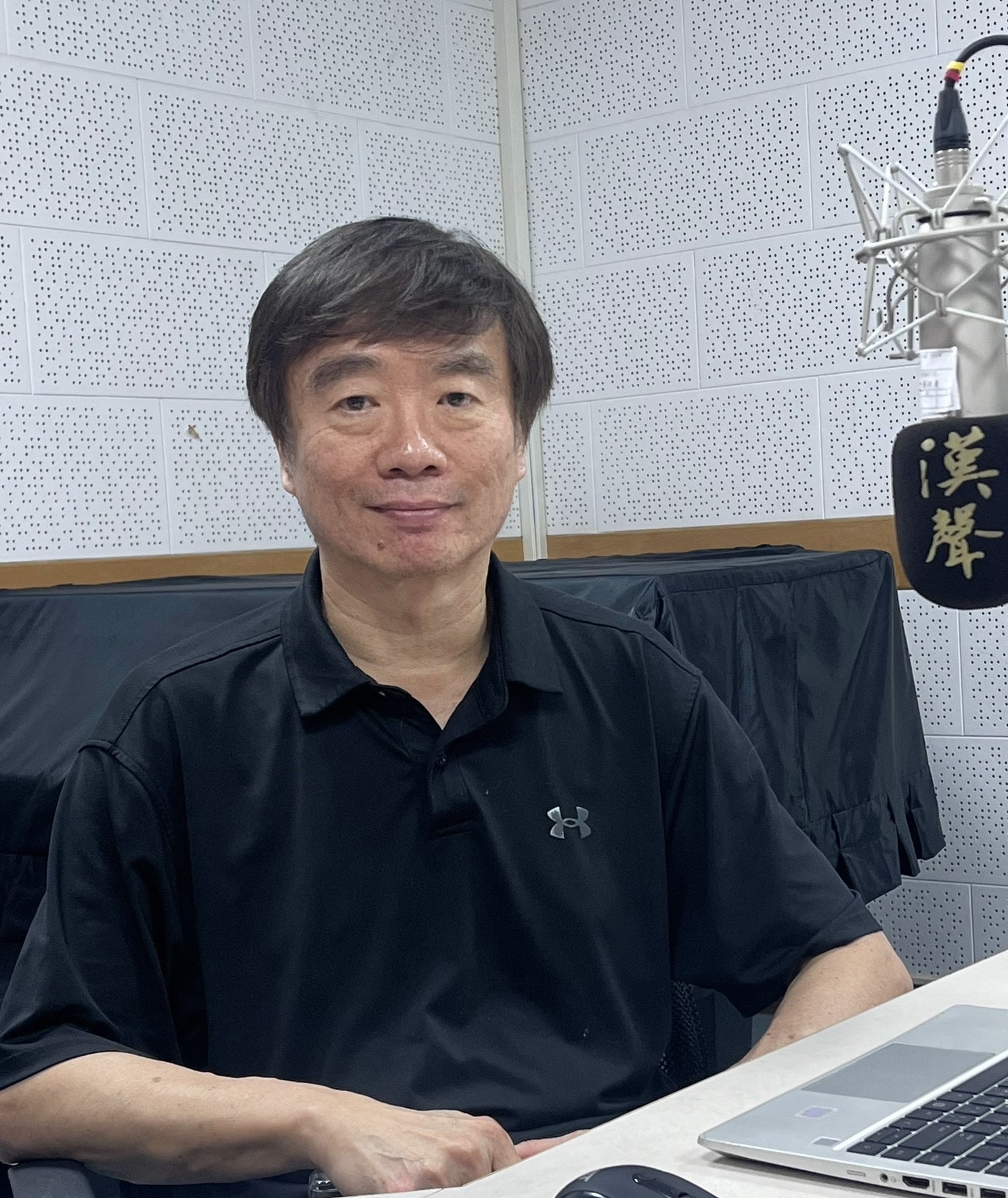 元智大學教授徐業良在錄音室受訪