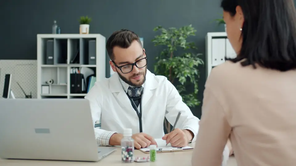 醫師向病人說明肝功能檢驗報告的示意畫面