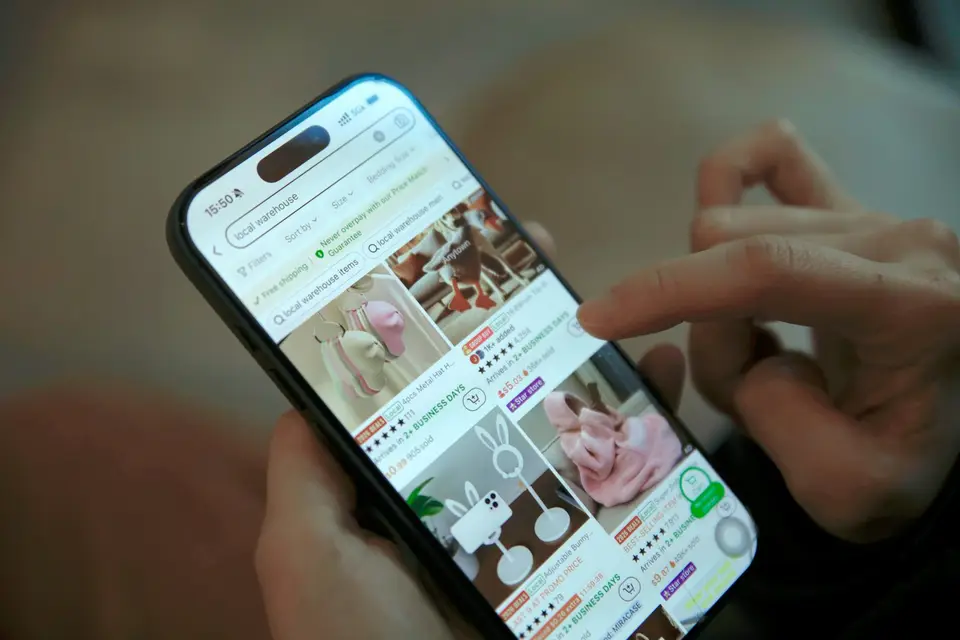 手拿保健食品瓶罐核對標示上的成分資訊