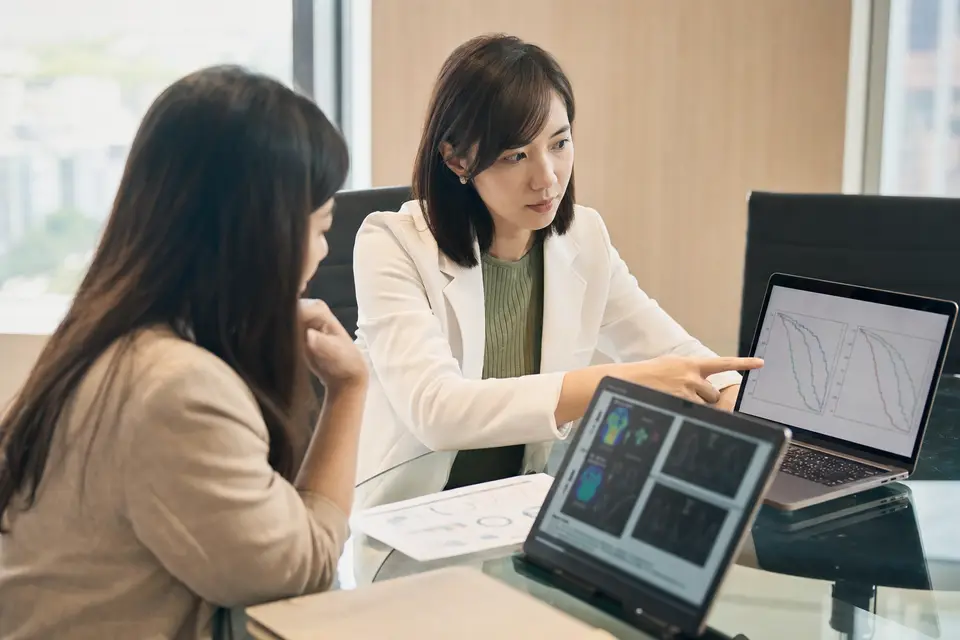 台灣醫師與資料科學家在醫院會議室檢視醫療 AI 驗證結果