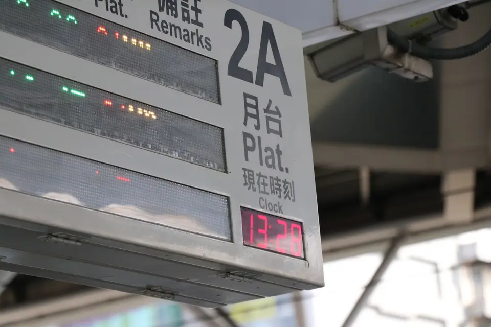 車站月台上的列車資訊顯示看板與候車動線