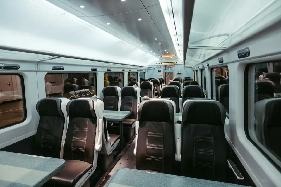 現代高速列車標準車廂內部，排列座椅與中央走道