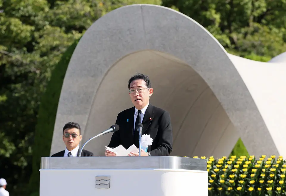 2023年廣島和平紀念式典會場，前排官員肅立參與儀式
