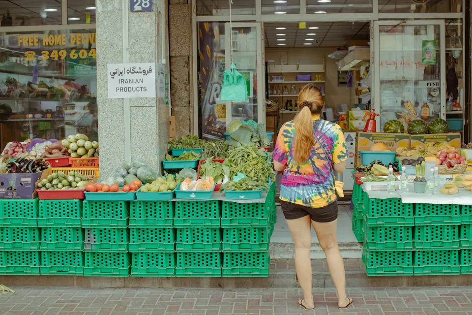 生鮮商店裡陳列水果與蔬菜,呈現中秋採買時挑選食材的情境。