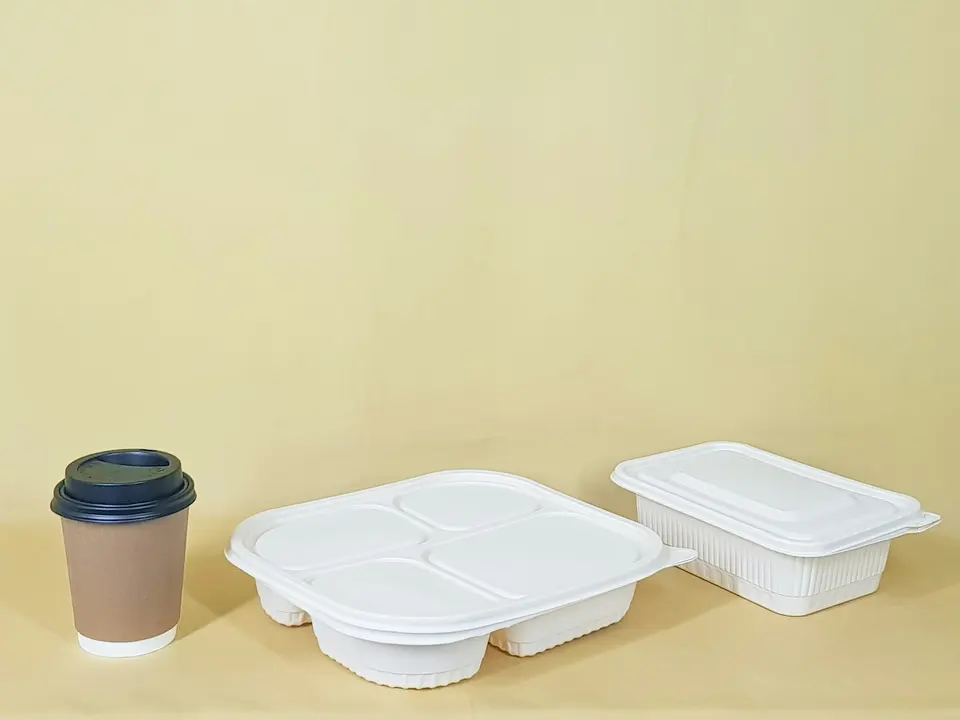 白色食品容器整齊排列,呈現開封後分裝與保存食品的情境。