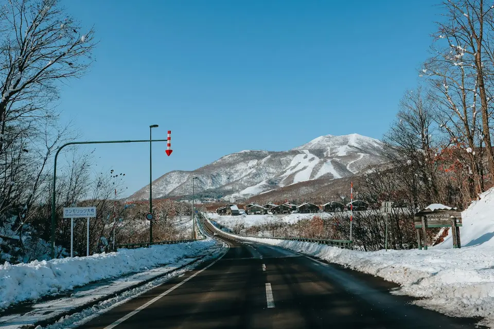 北海道雪季山區度假村外觀與周邊雪景