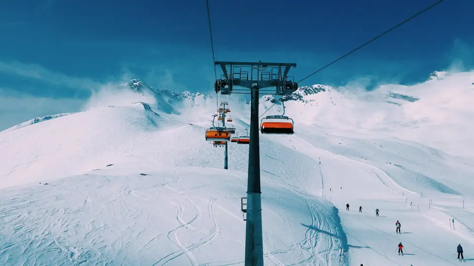 雪山纜車與滑雪度假村景觀