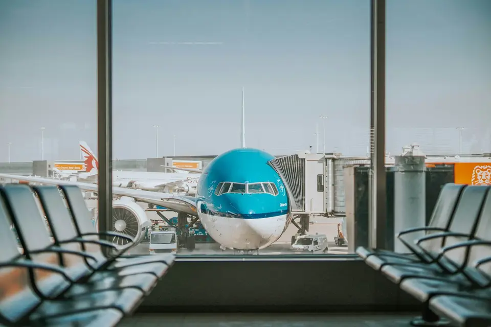 旅客在機場登機門準備搭乘客機