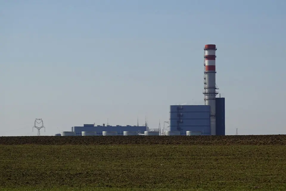 遠方的發電設施與輸電塔，呈現資料中心擴張需要同步取得電力與基礎設施