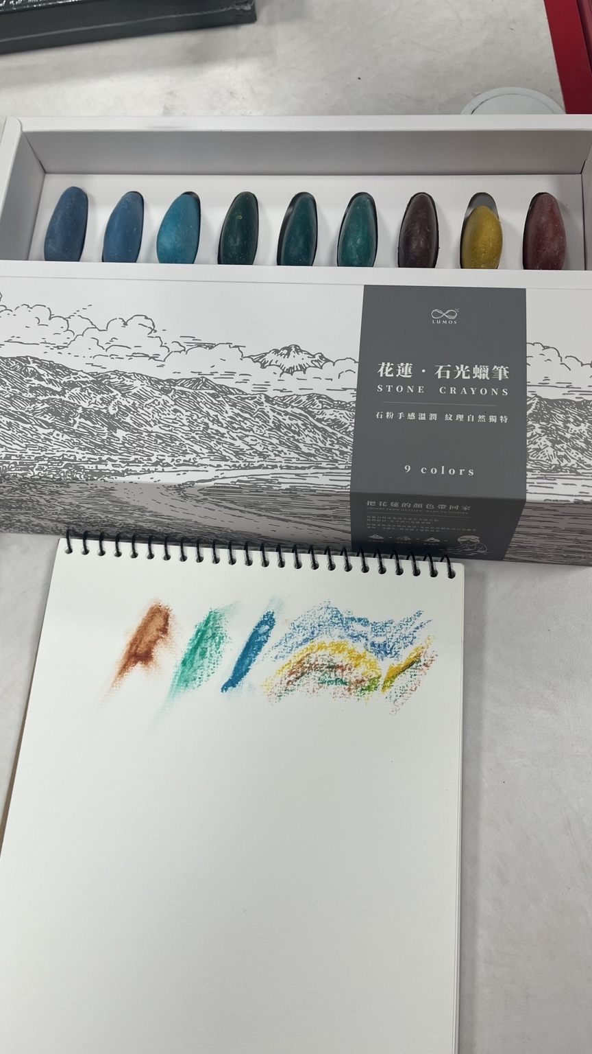 花蓮石光蠟筆盒裝標示九色，旁邊是不同顏色的試畫筆觸