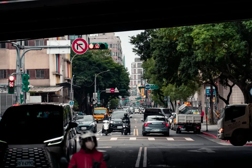台灣城市道路的交通號誌與多方向車流，呈現路口通行順序的判讀情境