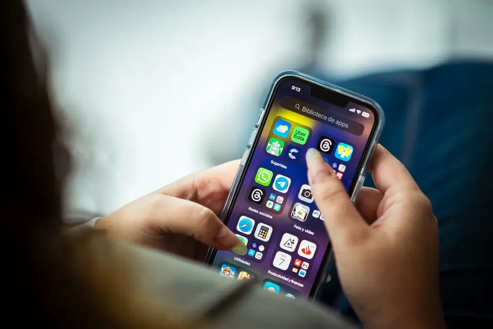 使用者在手機主畫面整理並刪除 App