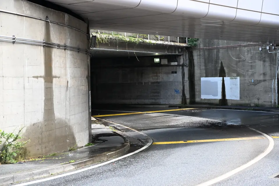 千葉市中央區弁天地下通道淹水後，路面殘留大量泥沙、擋土牆滲出水流