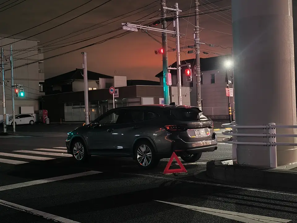 千葉市中央區國道126號一輛因豪雨拋錨、遭棄置路邊的乘用車