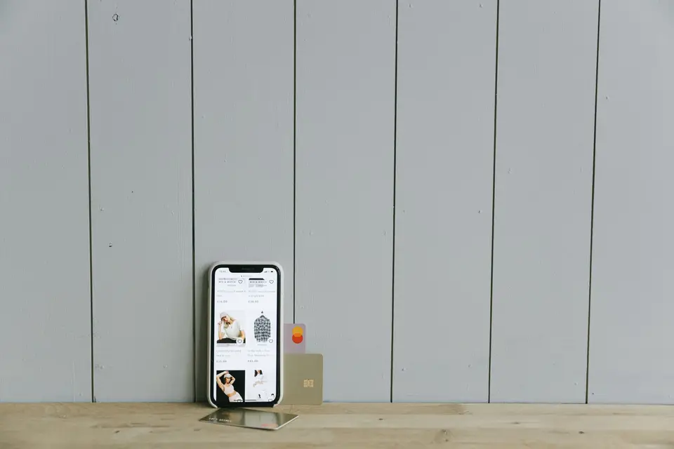 手機顯示行動銀行登入與信用卡管理畫面