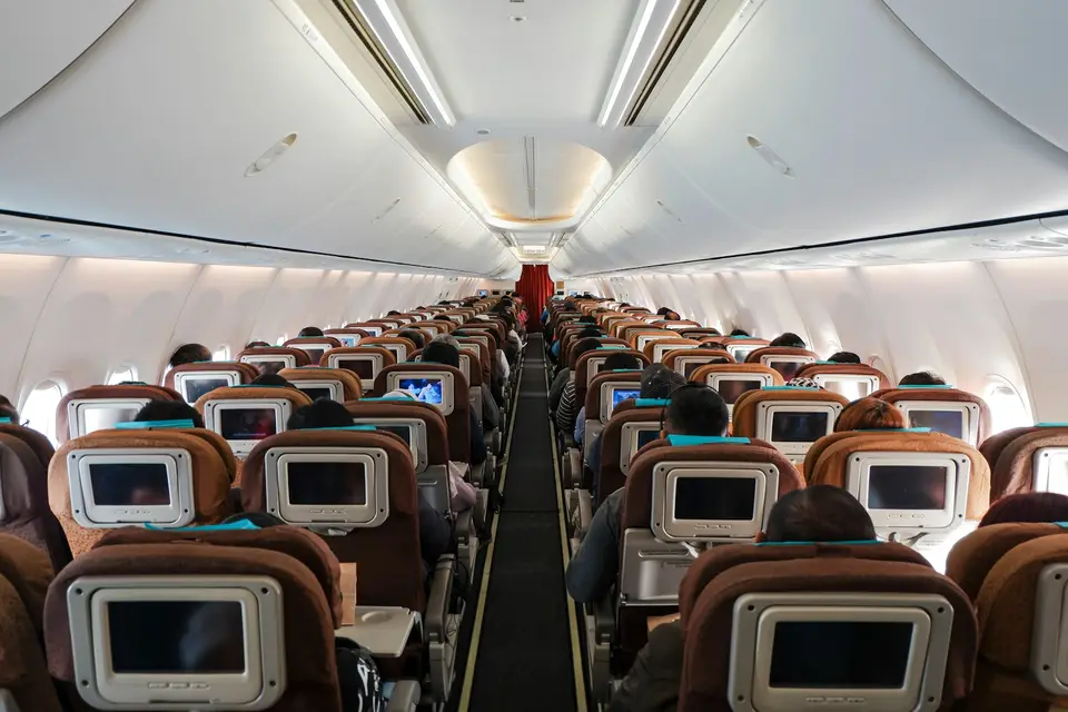 飛機客艙內一整排乘客座椅，多數乘客已就座（示意圖）