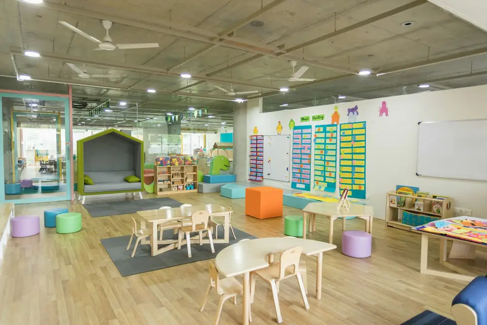 幼兒園教室內的午休睡墊與活動空間，睡墊周圍留有通道