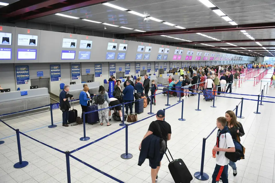 航空公司地勤櫃檯，旅客辦理登機或機票異動手續（示意圖）