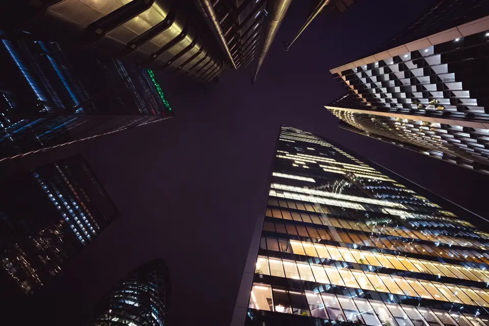 倫敦金融區辦公大樓與商業街景（示意圖）