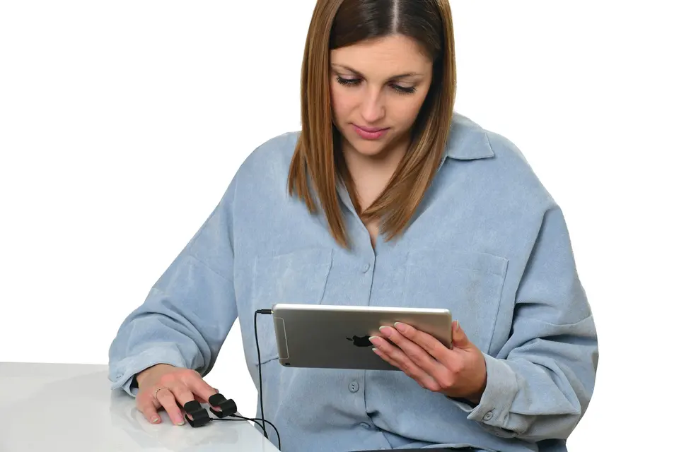 年輕女性坐在白色背景前，手指夾著血氧感測器，手持 iPad 查看健康數據