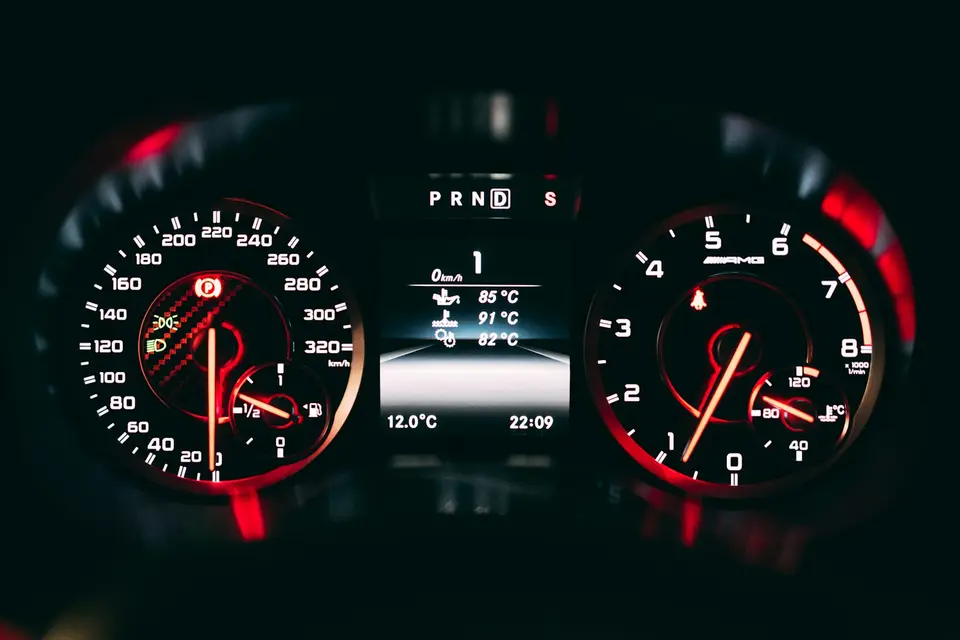 汽車儀表板亮起警示燈，呈現發動後辨識燈號的情境
